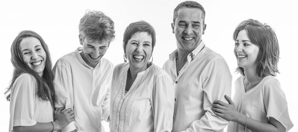 Photo en studio de famille en noir et blanc à Lourdes