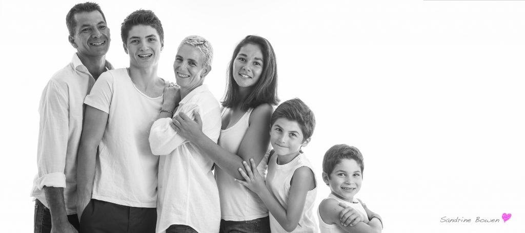 Portrait de famille en noir et blanc à Lourdes